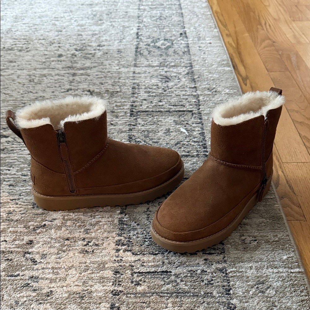 NWT Ugg Classic Mini Zip Boots in Chestnut